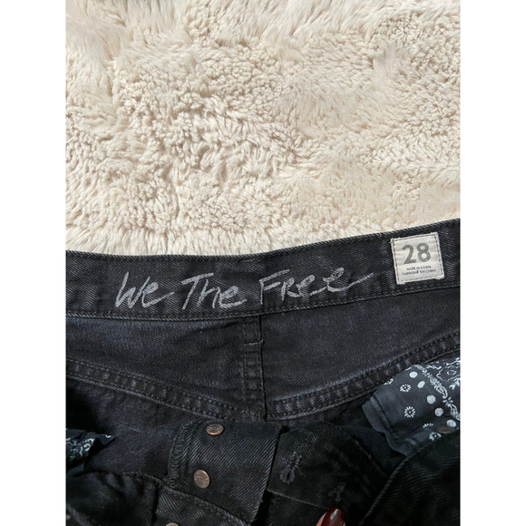 We the Free Black Denim Shorts Size 28 - Picture 3 of 4